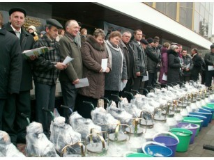 Волинським фермерам-одноосібникам роздали 21 доїльний апарат та 3 трактори