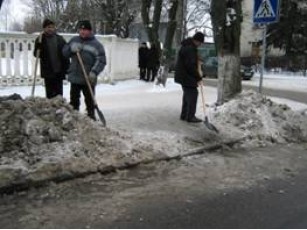 Луцькі комунальники не справляються зі снігом. На допомогу їм «підкинули» безробітних