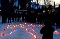 В пам’ять загиблих Героїв у Рівному виклали зі свічок тризуб