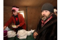 Безпритульних лучан у мороз поять гарячим чаєм та годують кашею
