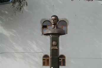 УНП обурене захаращеністю пам’ятника у Рівному