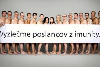 Словацькі депутати роздяглися, аби з них зняли недоторканність.
