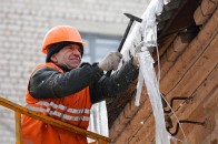 МНСники Волині врятували людей від небезпечних бурульок