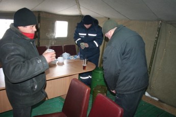Правоохоронці звозять до пунктів обігріву замерзлих лучан