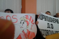 На прес-конференції Козюри відбулось шоу із замовними мітингувальниками та їх розвінчанням