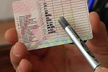 Рівненські ДАІшники впіймали чоловіка з підробленими водійськими правами