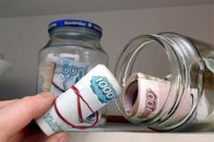 Чи безпечно зберігати гроші у скляних банках?