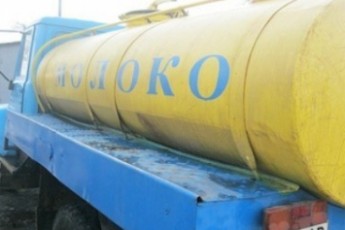 Волинські рятувальники витягли з кювету молоковоз