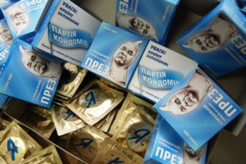 П'ятьох людей на Майдані затримали через презервативи з Януковичем?