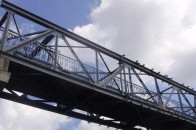 У Луцьку новий міст поспішають обліпити рекламними щитами