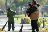 Безробітні у Луцьку виконують функції двірників