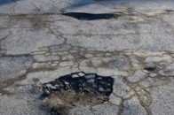 На Львівщині дороги латають глиною і шлаком