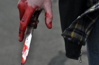 На Рівненщині п’яний чоловік встромив ножа у сусідку за те, що не дала гроші