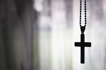 Британців відтепер можуть звільняти за носіння хрестика