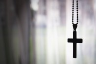 Британців відтепер можуть звільняти за носіння хрестика