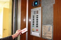 У Володимирі-Волинському люди платять за поїздки на ліфтах