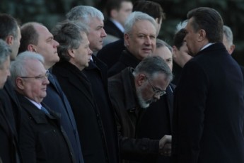 Табачник вклонився Януковичу ледь не до пояса