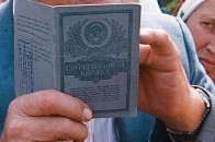 Азаров пообіцяв, що черг за вкладами Ощадбанку не буде
