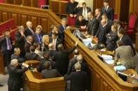 БЮТ заблокував трибуну ВР, але депутати всеодно проштовхнули законопроект Кармазіна