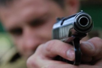 Крадії, погрожуючи віртуальною зброєю, відбирали у лучан мобільні телефони