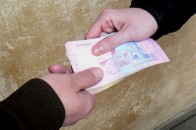 Скільки беруть митники на українському кордоні
