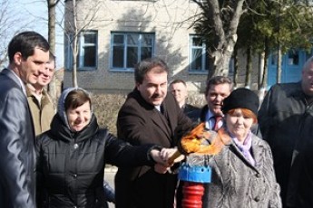 Попри нестабільну ситуацію з газом, волинська влада продовжує запалювати по селах «голубі вогники»