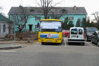 Самотня маршрутка Олени Голєвої пікетує Луцьку міськраду