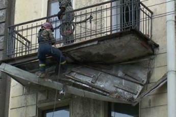У Рівному балкон міг впасти на перехожих