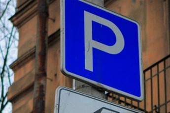Комунальні паркувальники у Луцьку від сьогодні не працюють. Паркоматів також немає