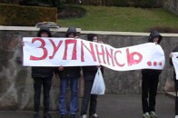 У Луцьку молодь просила депутата не йти до лав «біло-блакитних»