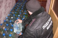 Волинські податківці вилучили в одному з райцентрів величезну партію фальсифікату горілки