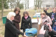 Жінка-пасічник прививає волинянам любов до бжолярства