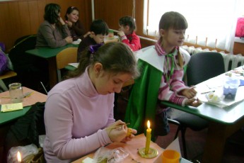 Маленькі лучани вже розмальовують писанки до Великодня