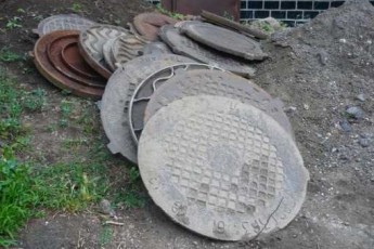 У Рівному міліція затримала викрадачів каналізаційних люків