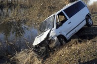 У Луцьку автомобілі мало не впали у річку через ДТП