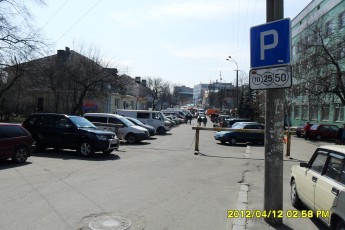 У Рівному плату за парковку у чотири гривні, тепер називають дякою за послугу