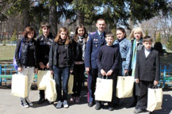 Волинські правоохоронці занесли дітям-сиротам з військового ліцею великодні гостинці