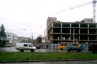 Робітники, які виконують ремонт у ЦУМі, продовжують наражати лучан на небезпеку