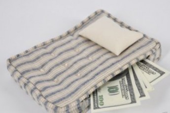 Українці тримають «під матрацом» 200 мільярдів гривень та 70 мільярдів USD