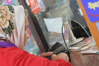 Пенсії та грошові допомоги на Рівненщині виплачують вчасно