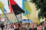Молодь Луцька: «Якщо гопники плюють насіння, а  геї організовують паради, то чому б і здоровій молоді не організувати марш»