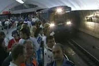 Пасажир стрибнув під поїзд київського метро з метою самогубства