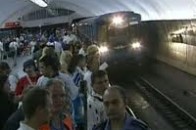 Пасажир стрибнув під поїзд київського метро з метою самогубства