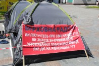 Влада Рівного не реагує на людей, які у центрі міста живуть у наметах