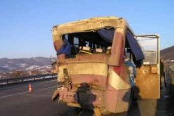 Під Львовом іноземець на фурі врізався в автобус з людьми