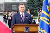 Янукович запевняє, що долає бідність і відстоює демократичні цінності