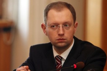 Яценюк погрожує ліквідувати Конституційний Суд