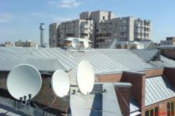 Незаконні антени з будинків Рівного демонтують та продадуть із аукціону