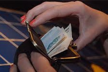 Невідома жінка в Луганську погрожувала підірвати аптеку. Евакуйовано 150 людей