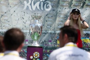 Активістка Femen за скинутий кубок відбулася штрафом